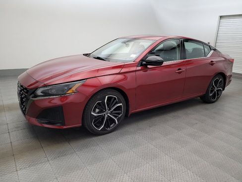 Used 2023 Nissan Altima 2.5 SR w/ SR Premium Package FWD image 2