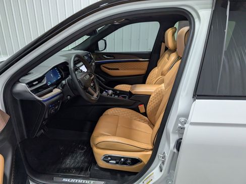 Used 2022 Jeep Grand Cherokee Summit w/ Luxury Tech Group V image 17