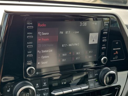 Used 2022 Toyota Highlander XLE image 30