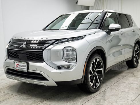 New 2025 Mitsubishi Outlander SE image 6
