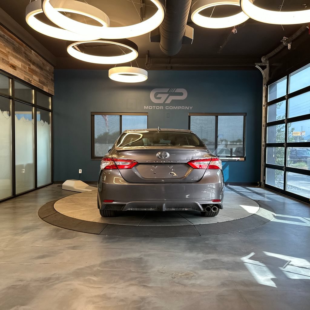 Used 2020 Toyota Camry SE w/ Moonroof Package AWD/4WD image 4