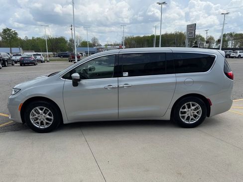 Used 2023 Chrysler Pacifica Touring-L FWD image 8