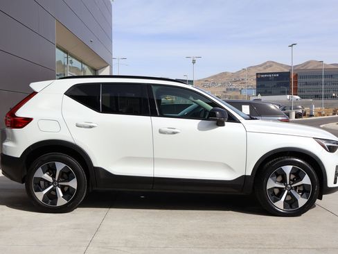 Used 2024 Volvo XC40 B5 Core image 4