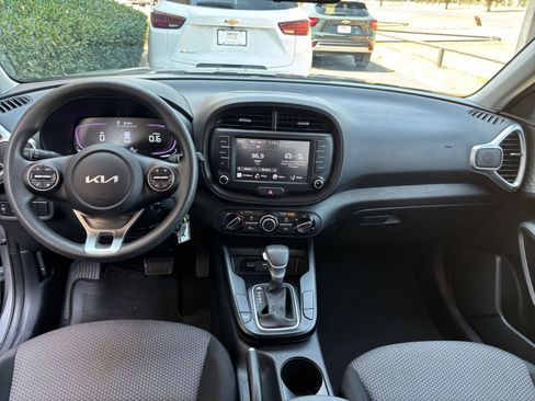 Used 2025 Kia Soul LX w/ LX Technology Package FWD image 30