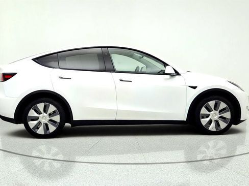 Used 2023 Tesla Model Y AWD image 4