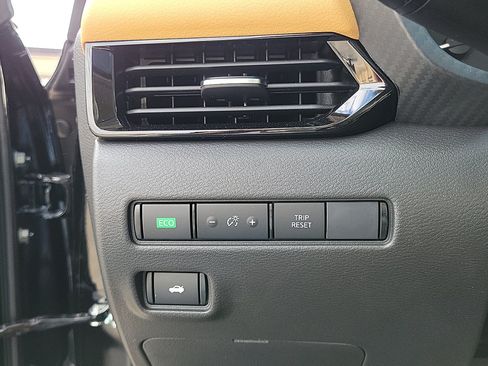 Used 2025 Nissan Sentra SV w/ SV Premium Package FWD image 17