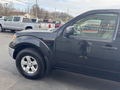 Used 2009 Nissan Frontier SE w/ SE Value Truck Pkg AWD/4WD image 4
