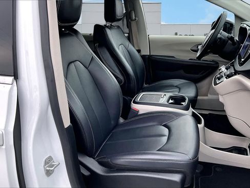 Used 2024 Chrysler Pacifica Touring-L image 14