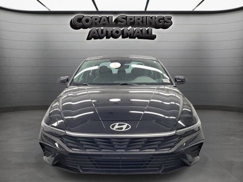 Used 2025 Hyundai Elantra SE FWD image 2