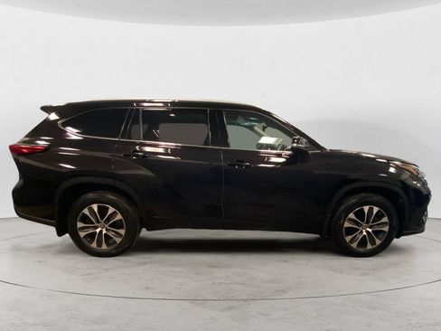 Used 2022 Toyota Highlander XLE AWD/4WD image 6