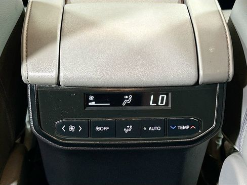 Used 2023 Toyota Highlander XLE AWD/4WD image 23