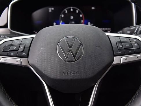 Certified 2025 Volkswagen Taos SE image 17