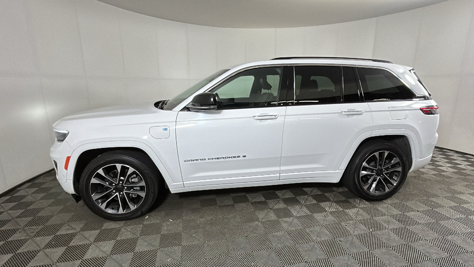 Used 2023 Jeep Grand Cherokee Overland w/ Luxury Tech Group IV AWD/4WD image 6