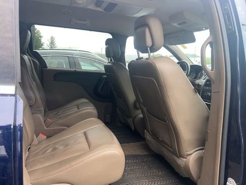 Used 2015 Chrysler Town & Country Touring-L w/ Driver Convenience Group FWD image 8