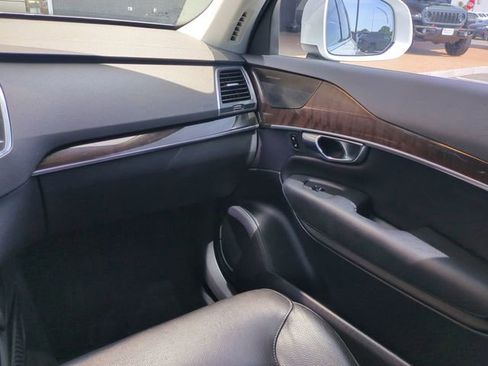 Used 2019 Volvo XC90 T5 Momentum w/ Multimedia Package AWD/4WD image 17