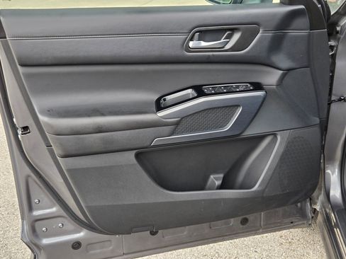 Used 2025 Nissan Pathfinder SL image 10