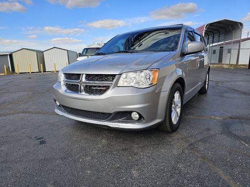 Used 2019 Dodge Grand Caravan SXT image 2