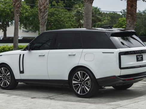 Used 2025 Land Rover Range Rover SE image 4