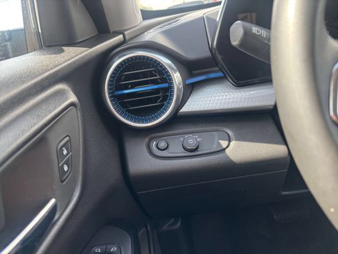 Used 2025 Chevrolet Trax LT w/ LT Convenience Package FWD image 28