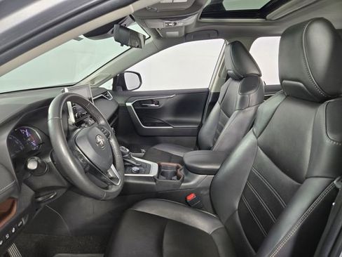 Used 2020 Toyota RAV4 Limited image 14