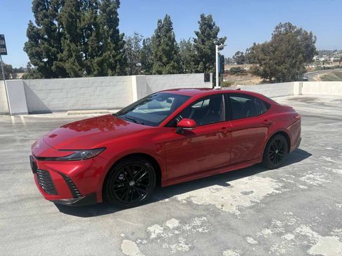 Used 2025 Toyota Camry SE FWD image 2