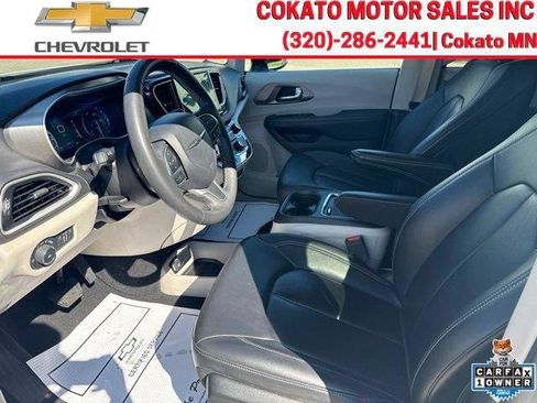 Used 2024 Chrysler Pacifica Touring-L FWD image 18