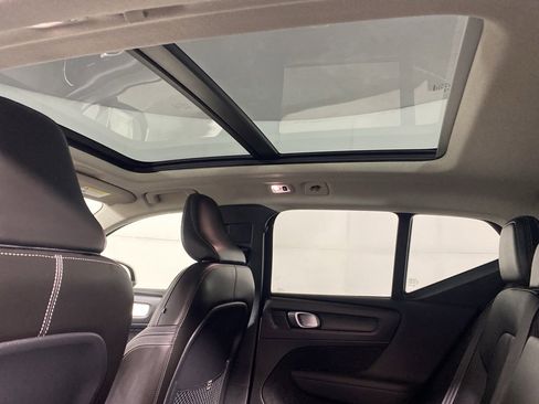 Used 2019 Volvo XC40 T5 Momentum image 14