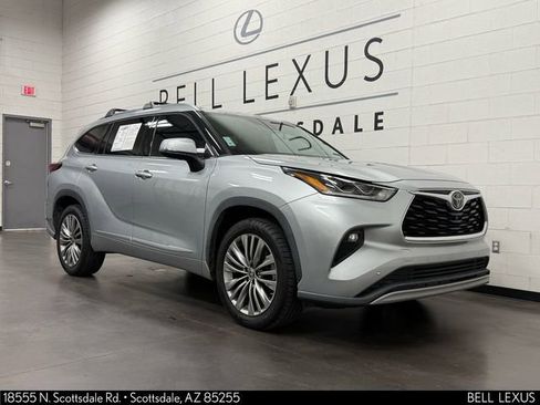 Used 2020 Toyota Highlander Platinum FWD image 2