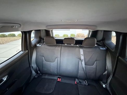 Used 2017 Jeep Renegade Latitude image 15