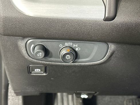 Used 2024 GMC Terrain SLE w/ Driver Convenience Package image 19