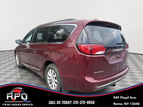 Used 2017 Chrysler Pacifica Touring-L FWD image 3