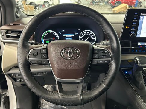 Used 2023 Toyota Sienna Platinum AWD/4WD image 13