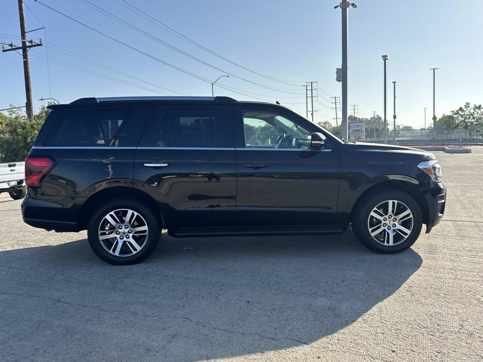 Used 2024 Ford Expedition Limited RWD image 2