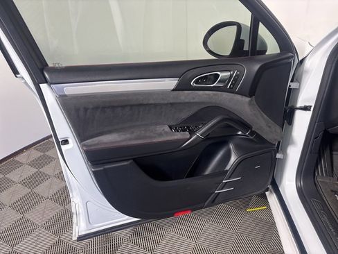 Used 2014 Porsche Cayenne GTS image 9