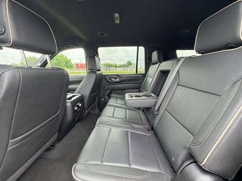 Used 2024 GMC Yukon XL SLT AWD/4WD image 15