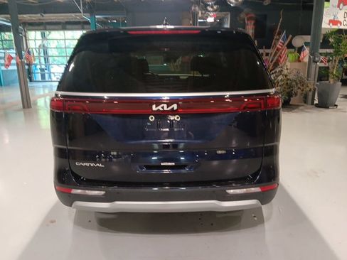 Used 2024 Kia Carnival LX FWD image 7