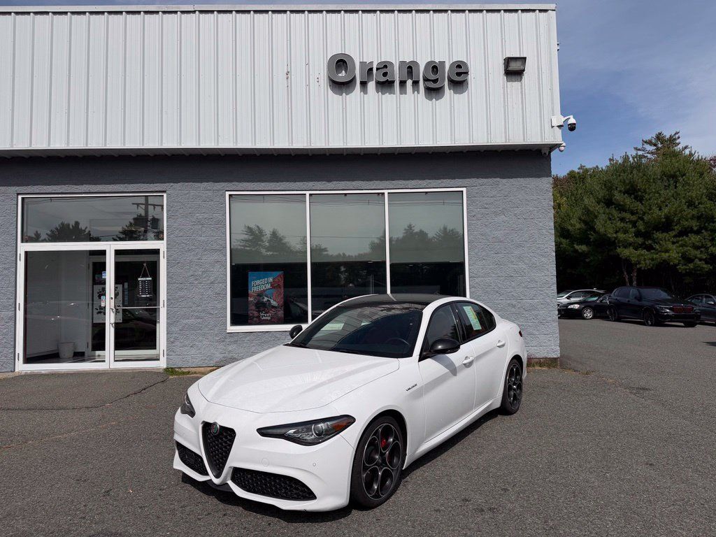 Used 2023 Alfa Romeo Giulia Veloce RWD image 2