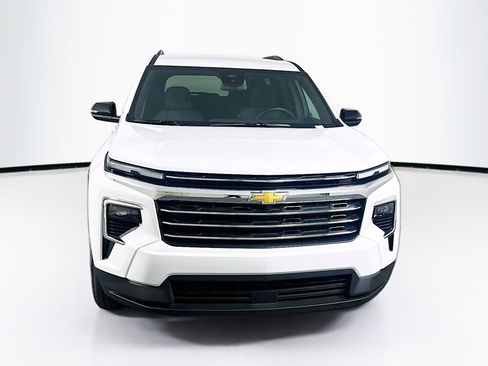 Used 2025 Chevrolet Traverse LT image 2