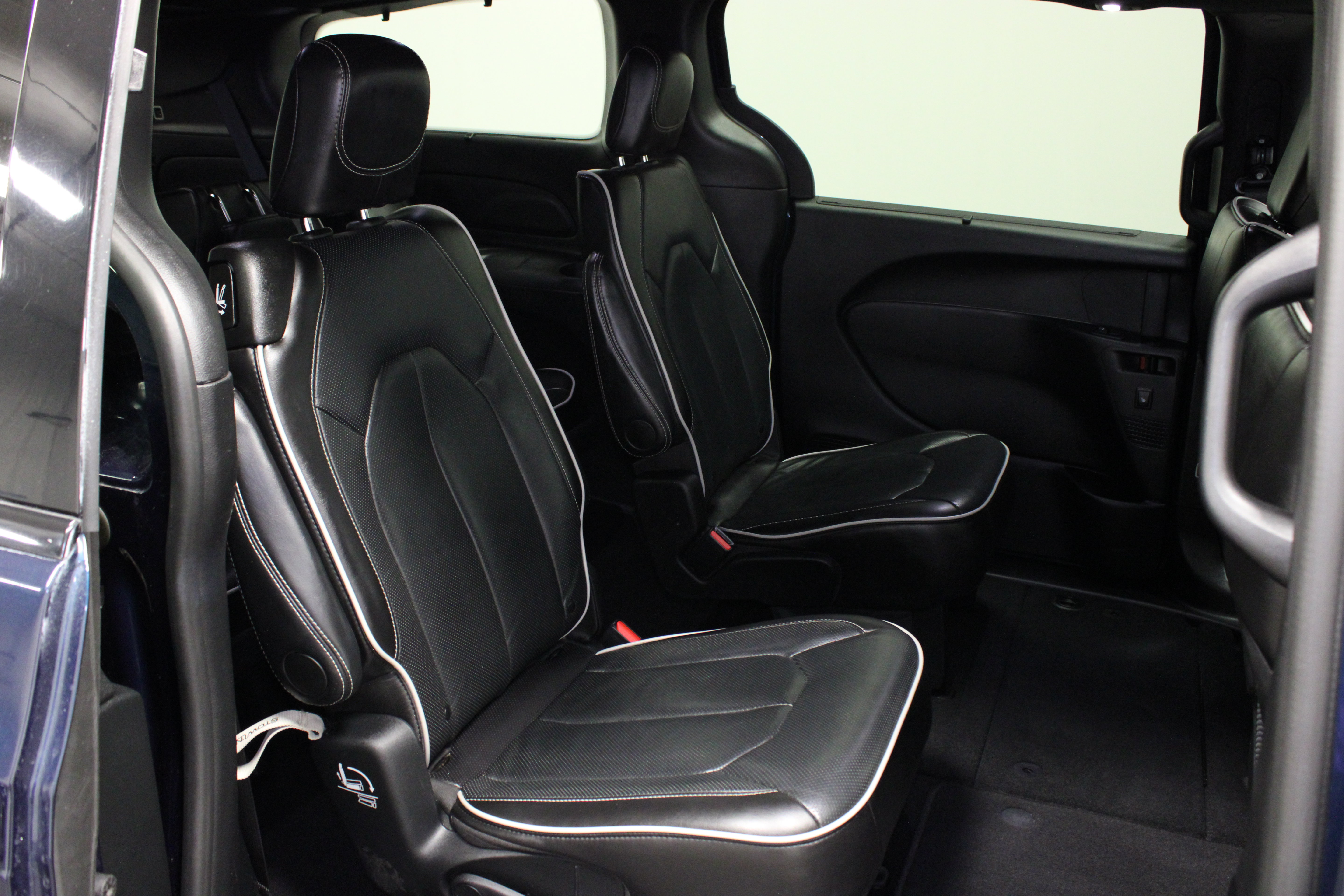 Used 2025 Chrysler Pacifica Limited FWD image 16