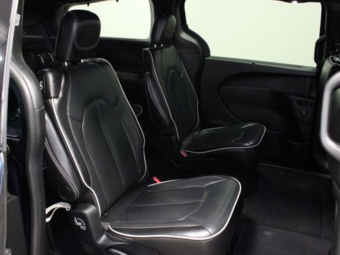 Used 2025 Chrysler Pacifica Limited FWD image 16
