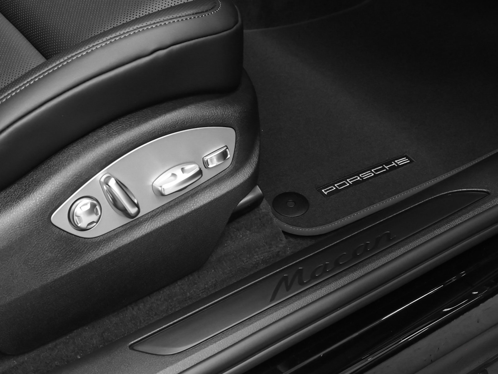 Certified 2026 Porsche Macan AWD/4WD image 20