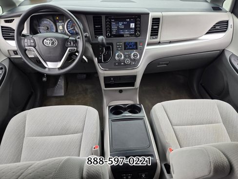 Used 2018 Toyota Sienna LE image 14