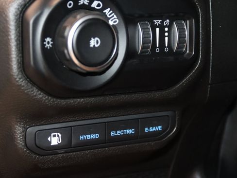Used 2021 Jeep Wrangler Unlimited Sahara w/ Dual Top Group AWD/4WD image 18
