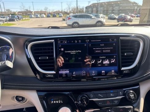Used 2023 Chrysler Pacifica Touring-L FWD image 14