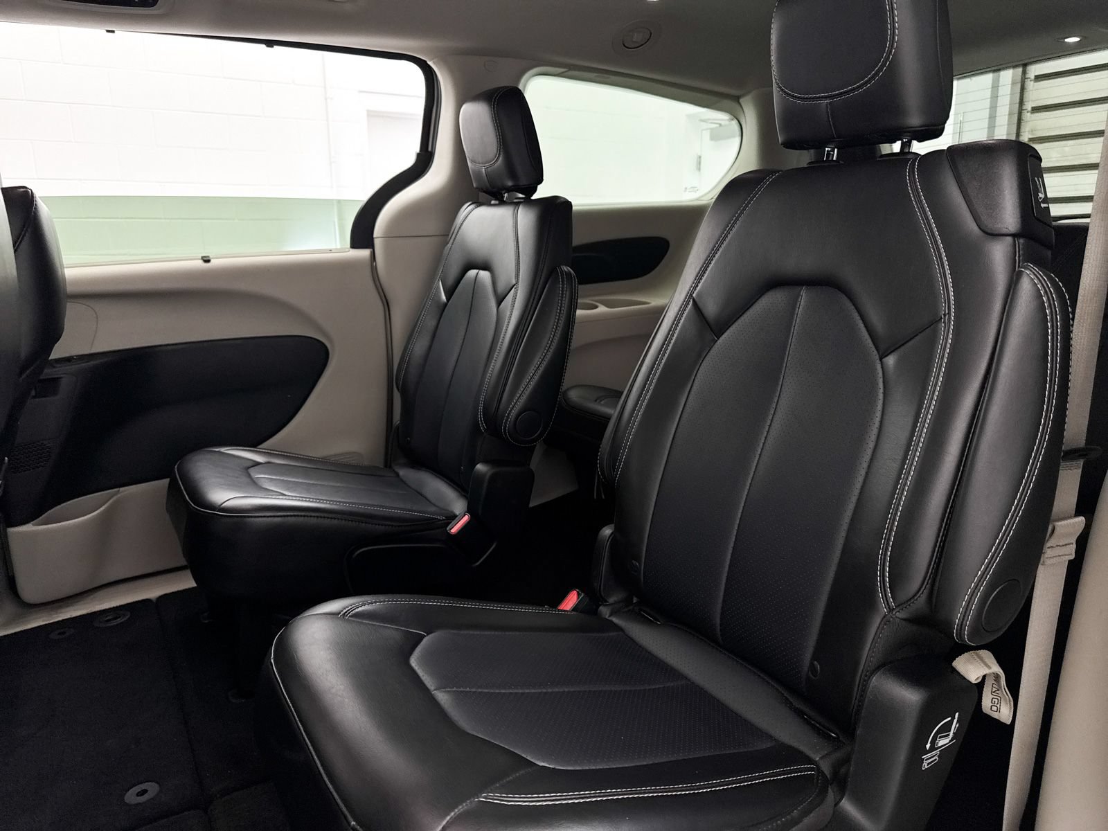Used 2024 Chrysler Pacifica Touring-L FWD image 26