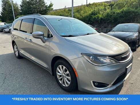 Used 2017 Chrysler Pacifica Touring-L FWD image 1