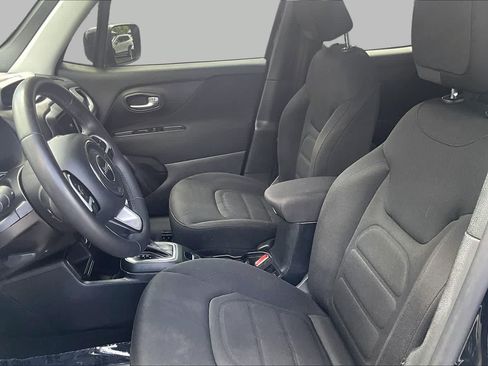 Used 2020 Jeep Renegade Latitude w/ Popular Equipment Group FWD image 9