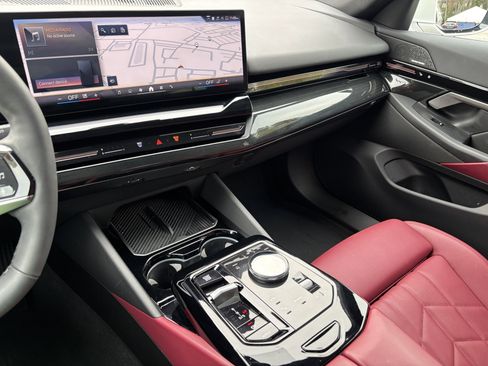 Used 2025 BMW 530i image 12