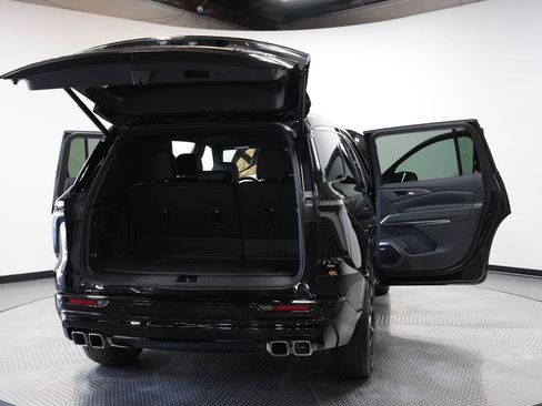 Used 2026 Chevrolet Traverse High Country w/ LPO, Floor Liner Package AWD/4WD image 12