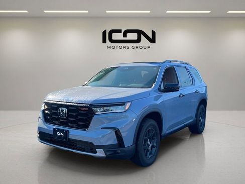 Used 2025 Honda Pilot TrailSport image 2